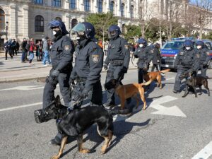 Mehr über den Artikel erfahren Polizisten und Lehrer 1
