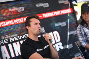Mehr über den Artikel erfahren Der Mord an Charlie Kirk als Wendepunkt in den USA und Europa