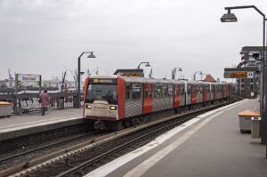 Mehr über den Artikel erfahren Hamburg: 18-jährige Iranerin vor U-Bahn gestoßen