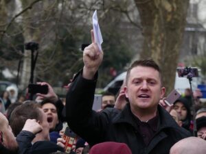 Mehr über den Artikel erfahren England: Tommy Robinson nach ernster IS-Drohung im Ausland